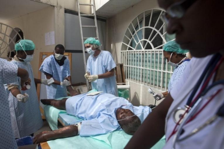 Les équipes MSF travaillent sans relâche pour répondre aux besoins médicaux des très nombreux blessés victimes du tremblement de terre qui a frappé Haïti le 12 janvier.
Le photographe Ron Haviv a visité l'hôpital MSF de La Trinité très endomm