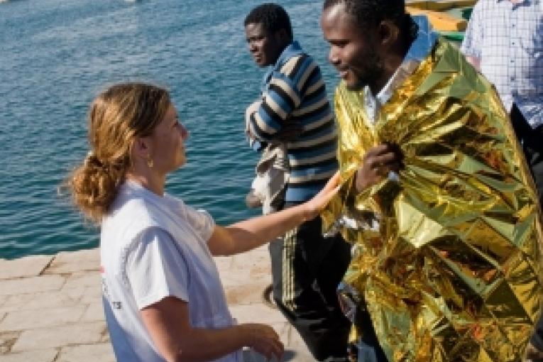 MSF intervient depuis 2002 à Lampedusa où elle apporte des soins médicaux aux migrants sans papiers et demandeurs d'asile.