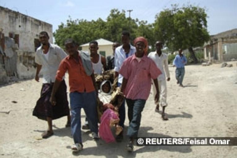 Mogadiscio janvier 2009. Des habitants de la capitale conduisent une femme blessée à l'hôpital après l'explosion d'une voiture.