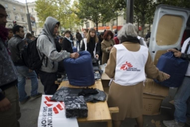 Afin de faire face à une situation humanitaire d'urgence plusieurs associations vont mener ce mardi à Calais et à Paris une distribution collective de matériel de survie pour environ 500 migrants qui vivent dans le plus grand dénuement sans abris san