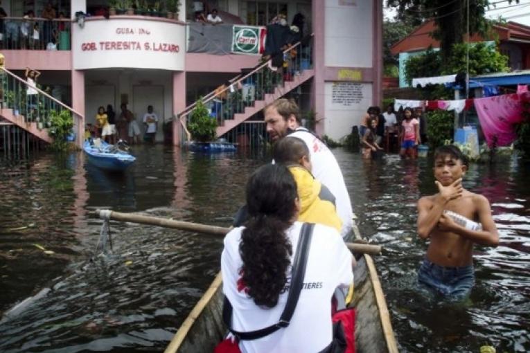 Un centre d'évacuation inondé à Santa Cruz à l'est du lac Laguna de Bay le 10 octobre. 20 jours plus tard cette commune a été particulièrement inondée par un nouveau typhon Mirinae. 80% de la ville était sous l'eau parfois jusqu'à hauteur d'épa