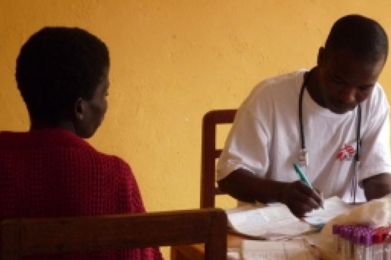 Consultation médicale au centre de santé de Namitembo  Avril 2009.