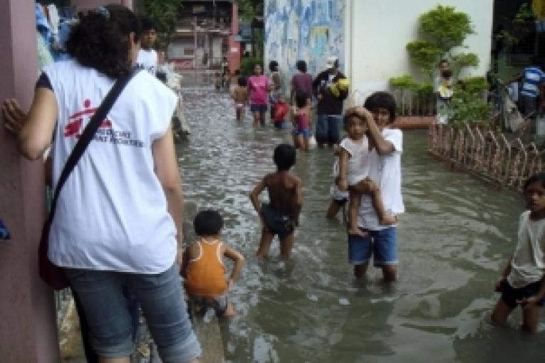 Consultations médicales dans les bidonvilles inondés de Manille