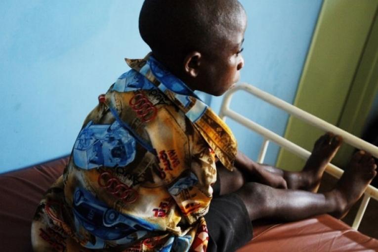 Julie Rémy
Avec l'un des taux de prévalence les plus élevés du monde le Malawi est gravement touché par la pandémie de sida : 12% de la population âgée de 15 à 49 ans est touchée environ 930 000 personnes (adultes et enfants) sont atteintes et 
