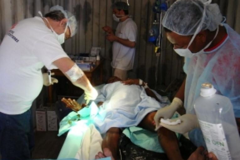 Environ 1000 personnels de MSF travaillent actuellement pour apporter une aide médicale d'urgence aux rescapés du séisme à Port au Prince et ses environs.