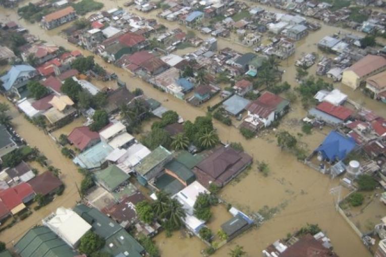 La tempête tropicale Ketsana a causé la mort de près de 300 personnes et le déplacement de plusieurs centaines de milliers d'habitants de Manille et de sa région le 26 septembre. Une semaine plus tard le typhon Parma a tué 15 personnes et provoqué 