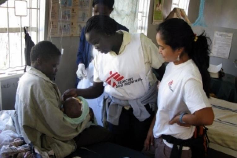 Avril 2008  Une équipe MSF donne une consulation médicale dans la région du Mont Elgon