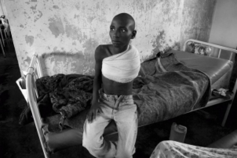 11 novembre 2008. Après avoir été pris au milieu des combats J. est arrivé blessé au centre de santé de Nyanzale puis transféré à l'hôpital MSF de Rutshuru où il a pu être opéré.