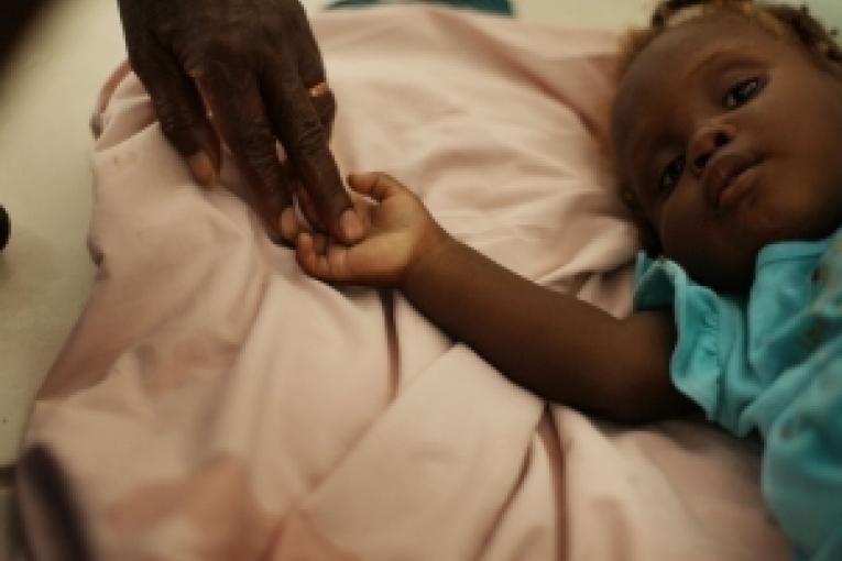 Une jeune patiente atteinte du choléra dans l\'hôpital du ministère de la santé à Saint Marc le 30 octobre 2010.