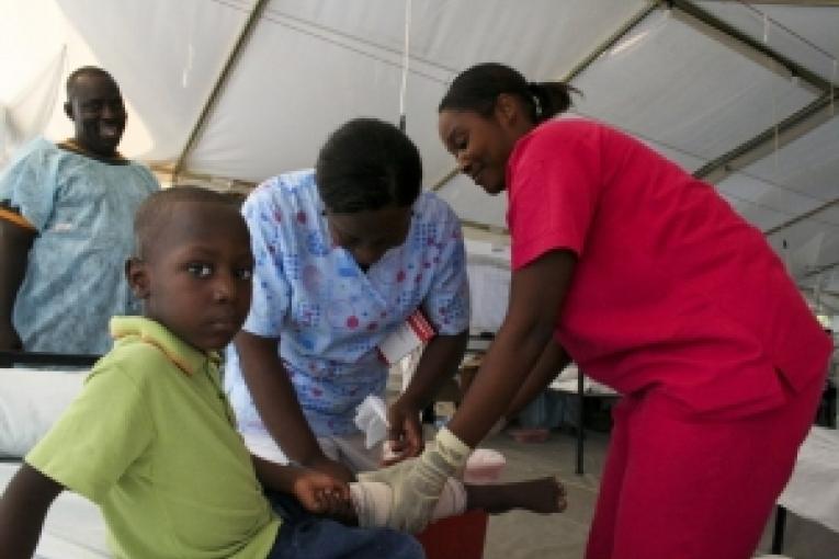 Mai 2010 un enfant brûlé à la jambe reçoit des soins à l'hôpital de Saint Louis