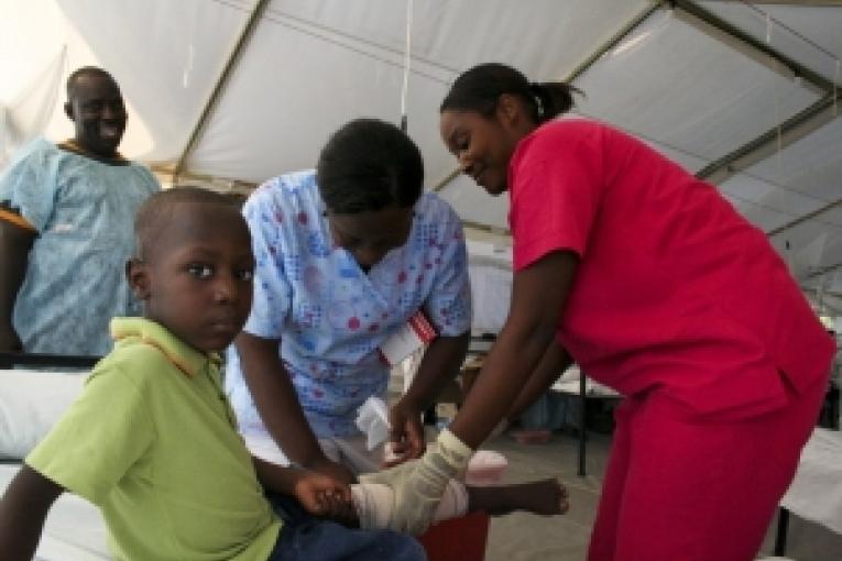 Mai 2010  un enfant brûlé à la jambe reçoit des soins à l'hôpital de Saint Louis