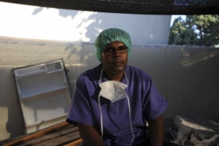 Le Dr Philippe Brouard membre du personnel haïtien de MSF en face de ce qui était l'hôpital de traumatologie de la Trinité et le centre de réhabilitation Pacot.