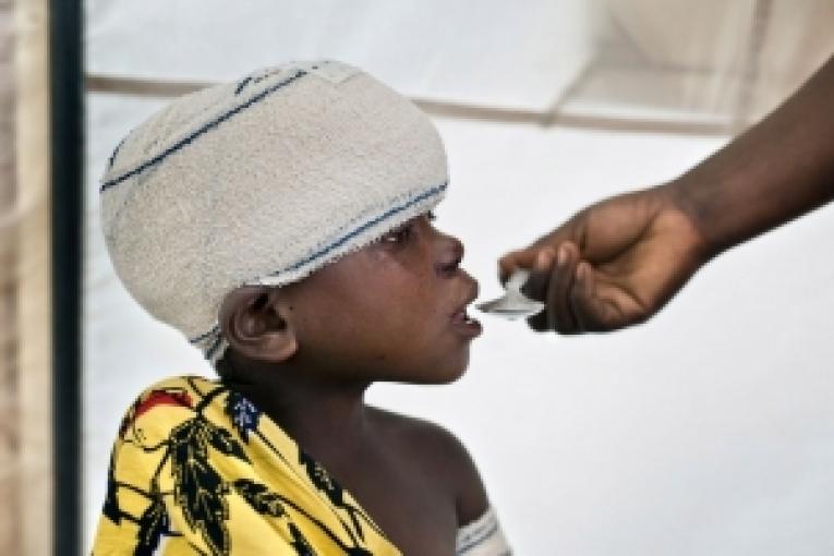 Soins médicaux aux déplacés clinique itinérante dans le camp de Kibati nord de Goma Nord Kivu novembre 2008