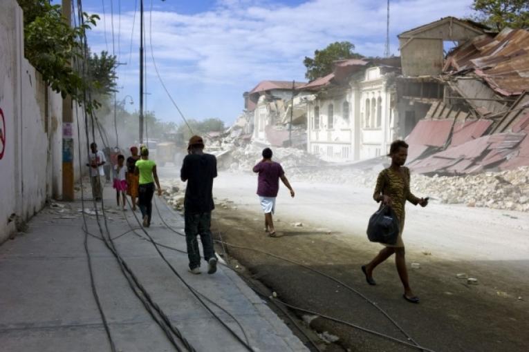 Port au Prince Haïti janvier 2010. La plupart des bâtiments de la ville de Port au Prince ont été détruits. Bien que le trafic routier se soit amélioré on déplore un manque de carburant et certaines routes restent bloquées. Il demeure difficile d