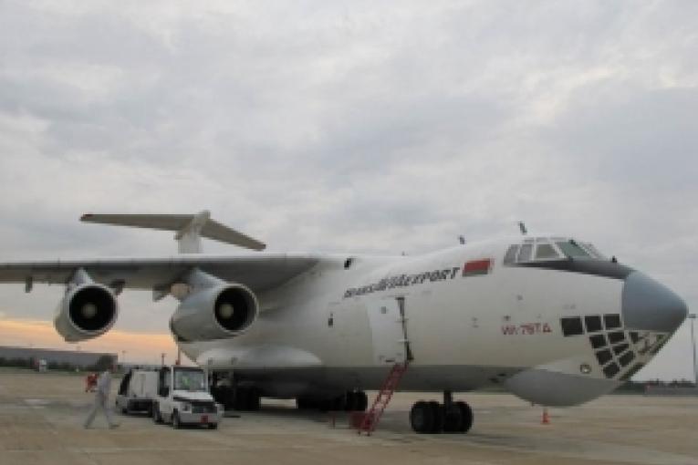 Un avion de MSF transportant 32 tonnes de matériel médical chirurgical et d'assainissement avant son décollage pour Osh  juin 2010