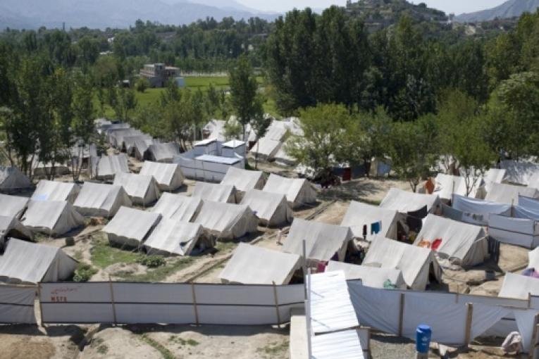 Depuis août 2008, plusieurs vagues de populations ont fui les violences de la Province de la Frontière du Nord Ouest (NWFP) et des zones tribales sous administration fédérale (FATA), au Pakistan. Dans les districts de Lower Dir et de Mardan, MSF a aidé les déplacés à s'installer dans des camps, en fournissant des tentes, des soins médicaux et des biens de première nécessité comme du matériel de cuisine.