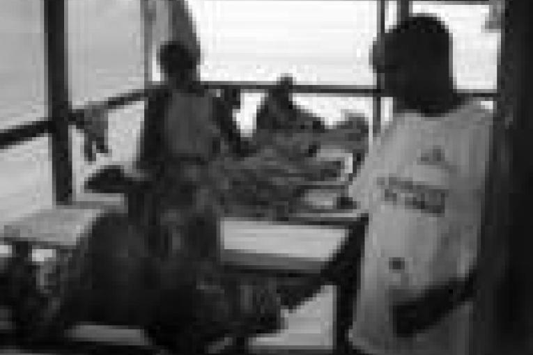 Une équipe MSF soutient le Centre de traitement du choléra du quartier de Kenya. Un autre centre a été ouvert à Katuga
