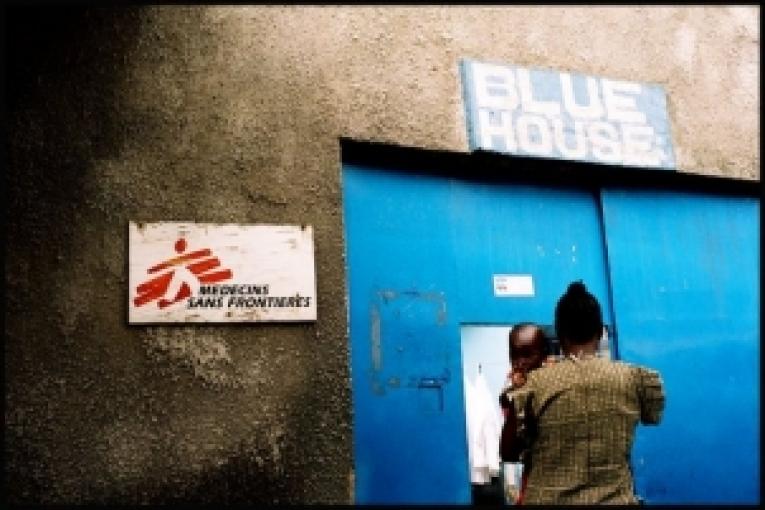 La \"Blue House\" à Nairobi au Kenya : ce projet MSF installé dans le bidonville de Mattare prend en charge 2000 patients coinfectés par le VIH et la tuberculose