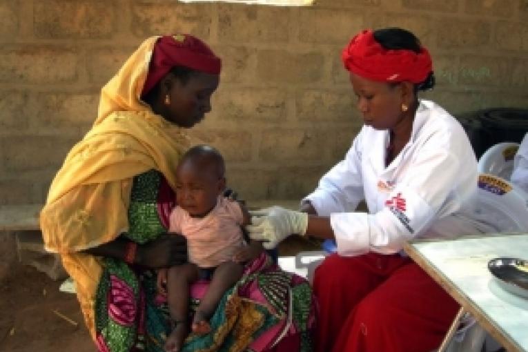Niger 04/04/2008. Pour éviter la propagation de la rougeole MSF a mené une campagne de vaccination des enfants.