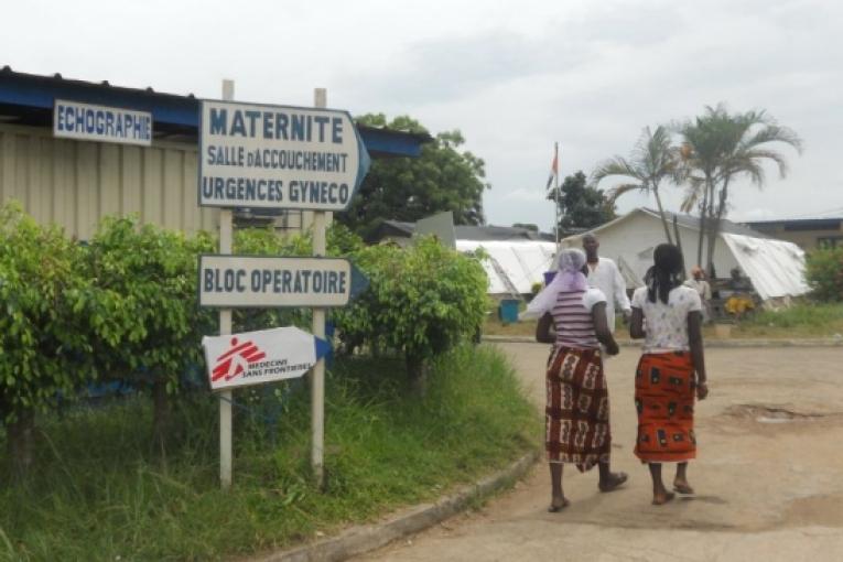 Caroline Séguin coordinatrice d'urgence pour MSF répond à une interview de la BBC sur les activités de MSF à Abidjan.Ici l'hôpital d'Abobo sud.
 Brigitte Breuillac / MSF