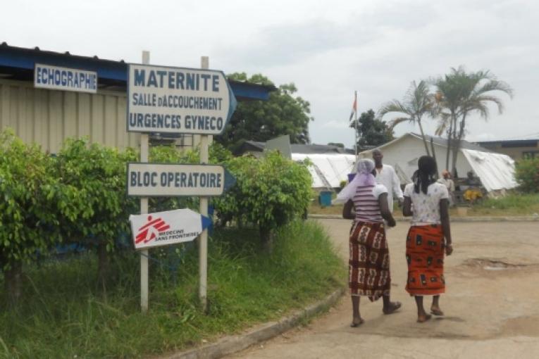 Caroline Séguin coordinatrice d'urgence pour MSF répond à une interview de la BBC sur les activités de MSF à Abidjan.Ici l'hôpital d'Abobo sud.
Brigitte Breuillac / MSF