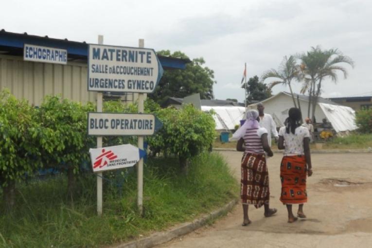 Caroline Séguin coordinatrice d'urgence pour MSF répond à une interview de la BBC sur les activités de MSF à Abidjan.Ici l'hôpital d'Abobo sud.
 Brigitte Breuillac / MSF