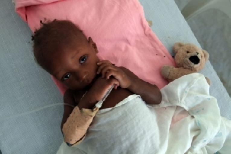 Un enfant atteint de choléra pris en charge par MSF à Port au Prince  novembre 2010