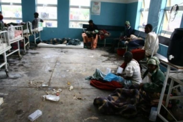 Chaque jour plusieurs dizaines de malades du choléra se rendent aux points de réhydratation orale dispersés dans toute la ville et parmi eux la moitié sont sévèrement déshydratés et ont besoin d'un traitement par intraveineuse