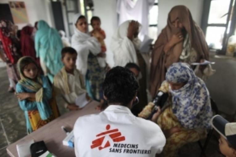 Consultation par un dispensaire mobile de MSF à Utmantzai. Pakistan 8 août 2010
