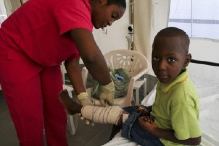 Mai 2010  Un enfant brûlé reçoit des soins à l'hôpital de Saint Louis