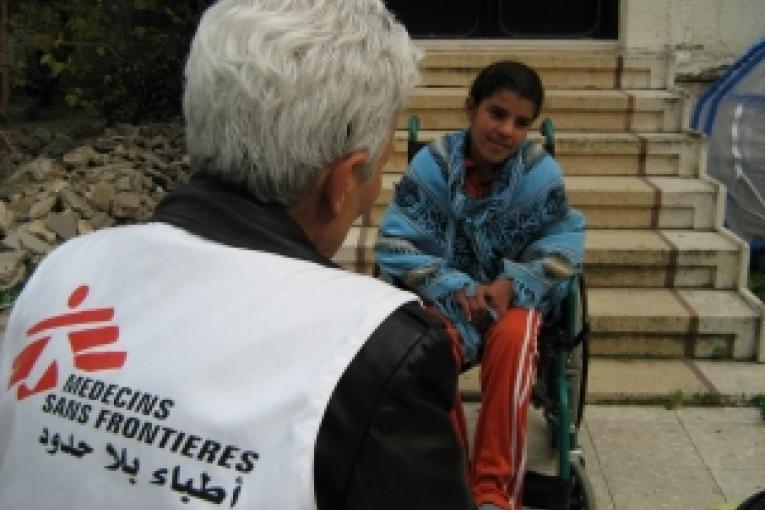 Gaza  Juillet 2007 : suite au regain de tensions inter palestiniennes MSF s'est adaptée à l'évolution du conflit et des besoins sanitaires. Des soins post opératoires et ambulatoires ainsi qu'un accompagnement en kinésithérapie sont désormais propo