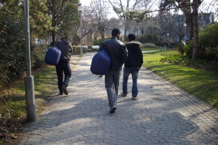 Dans le square Villemin du 10ème arrondissement de Paris ils sont 200 à 300 réfugiés afghans à vivre dans des conditions sanitaires déplorables favorisant  la propagation de maladies. Pour tenter d'endiguer une épidémie de gale qui affecte une pa