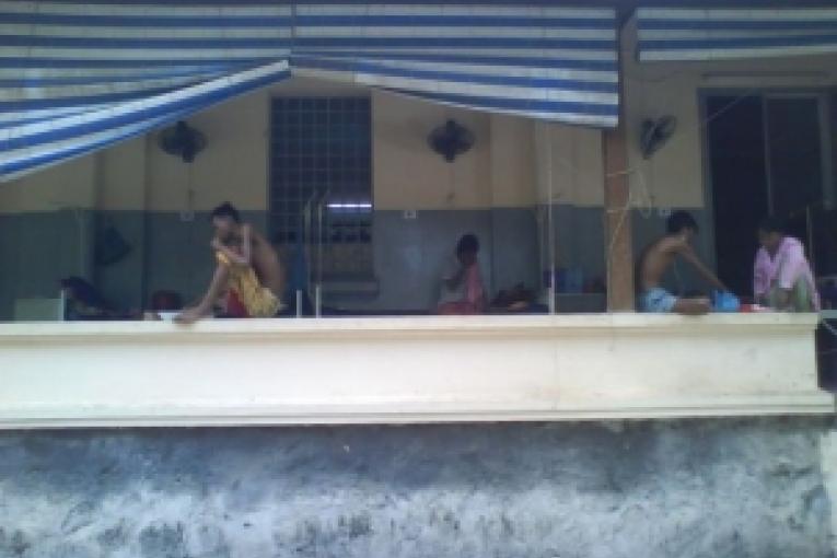 Vue extérieure du service des maladies infectieuses de l'Hôpital provincial de Kampong Cham. Août 2008.