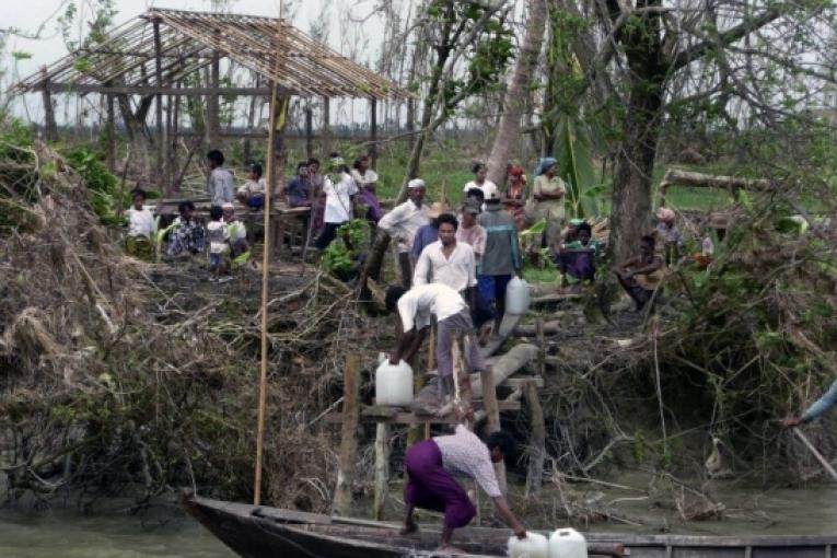 Les équipes MSF se déplacent avec des petits bateaux le matériel qui peut être chargé est limité. « Le dilemme qui se pose à nous est soit de couvrir rapidement les besoins de la population la plus accessible soit de ne donner qu’une petite part