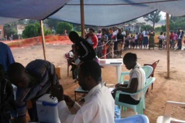 Les infirmiers préparent le vaccin contre la rougeole  Province du Katanga RDC janvier 2011