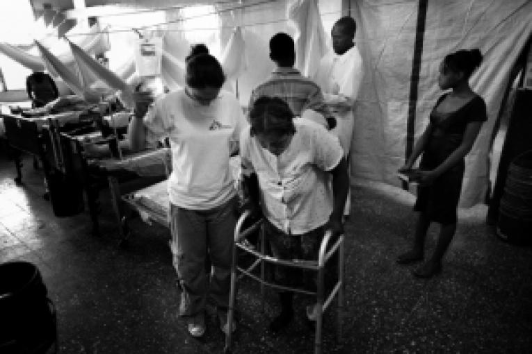Hôpital MSF de Carrefour. Cette patiente commence ses premières séances de rééducation.
