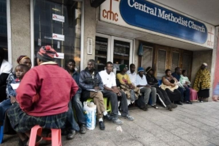 Johannesbourg mars 2009. Des réfugiés zimbabwéens attendent devant la clinique MSF à côté de l'église méthodiste centrale.