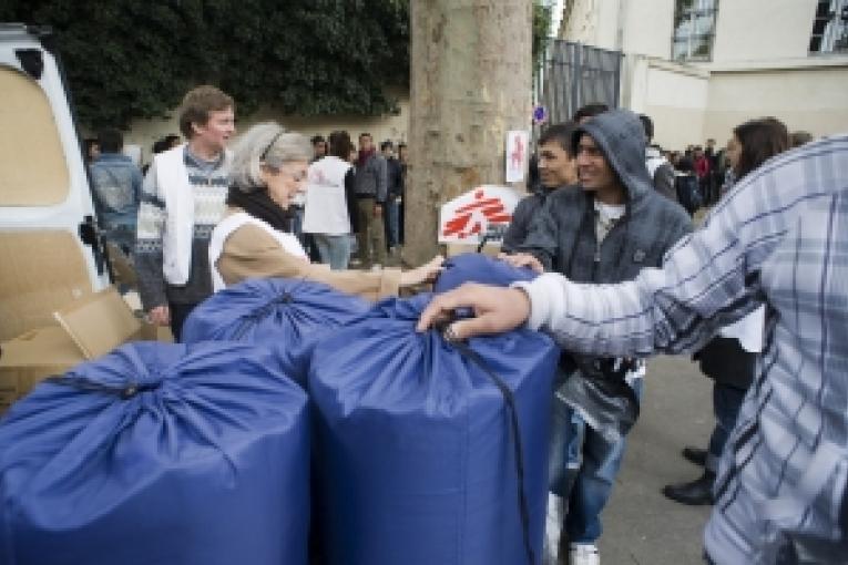 Sacs de couchages sacs à dos et paires de gants sont distribués aux exilés du 10 ème arrondissement de Paris qui vivent dans la rue.