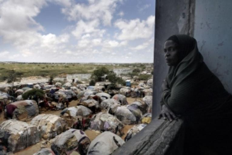 Mogadiscio 03/21/2008. Une femme regarde le camp de déplacés où elle vit désormais.