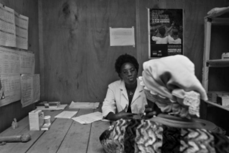 Nord Kivu janvier 2009. Une infirmière MSF à Nyanzale explique à une patiente victime d'un viol le traitement qu'elle va lui donner.