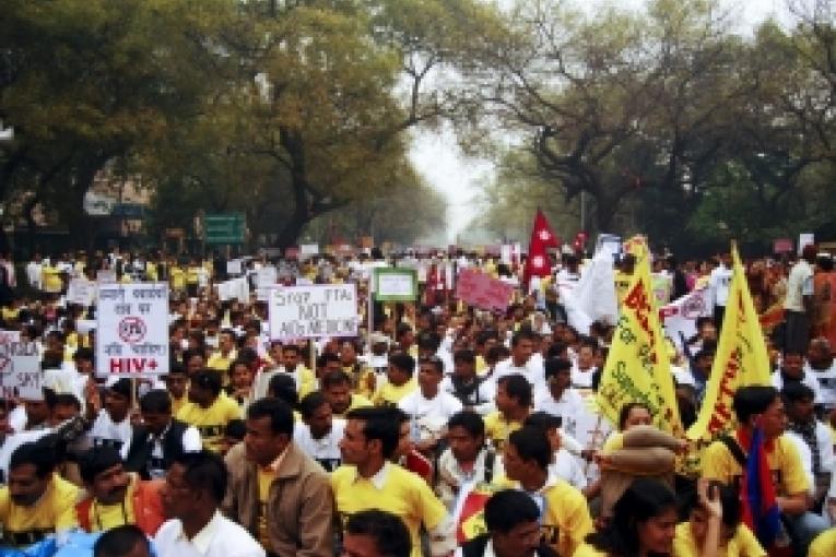 Des manifestants défilent pour protester contre l'accord commercial Inde/Europe à New Delhi en Inde le 2 mars 2011
