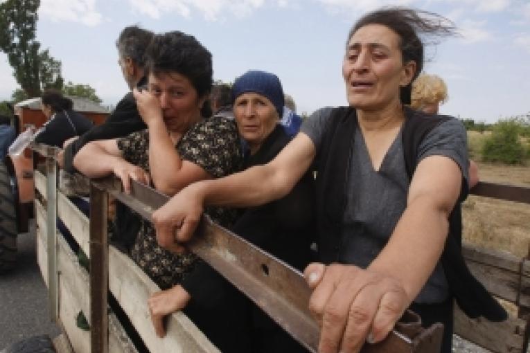 Géorgiennes fuyant leur village près de Tskhinvali à 100 km de Tbilissi le 10 août 2008