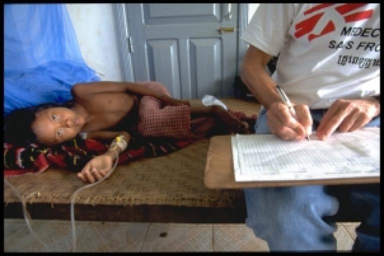 Dans son rapport intitulé "Making the Switch" (Effectuer la transition) MSF plaide pour l'introduction immédiate dans les pays africains du traitement à base d'artésunate pour les enfants atteints de paludisme sévère à la place de la quinine. Il pe
