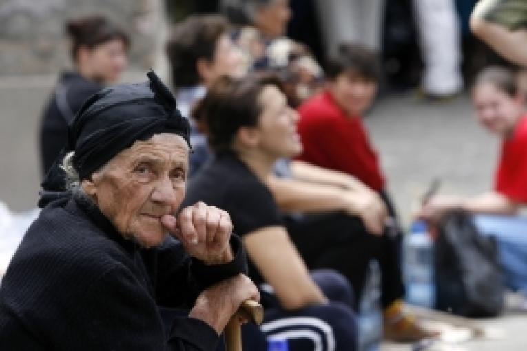 Des habitants d'Ossétie du Sud attendent une distribution d'aide alimentaire. Tskhinvali Août 2008.