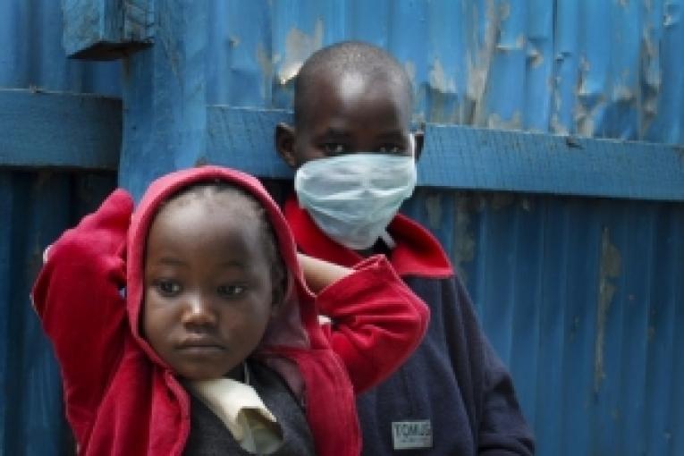 Enfants dans la clinique VIH/sida et tuberculose du bidonville de Mathare Nairobi Kenya mars 2009.