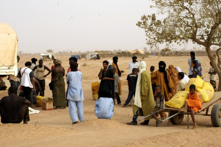 distribution de vivres dans le camp de Mentao