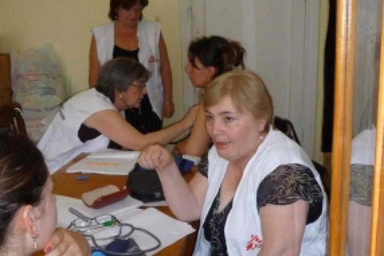 L'équipe d'urgence de MSF donne des consultations medicales a Tbilissi dans un batiment désaffecte où des familles de déplacés ont trouvé refuge.