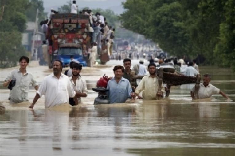 Une route inondée dans la province de la Frontière Nord Ouest au Pakistan 30 juillet 2010