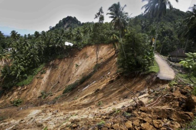 Un tremblement de terre de force 7 6 sur l'échelle de Richter a frappé mercredi 30 septembre la ville de Padang et les environs sur la côte ouest de l'île de Sumatra en Indonésie. Plus de 7OO personnes ont été tuées et des centaines d'autres sont 