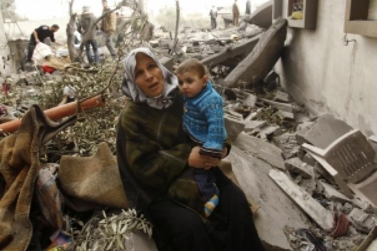 Une femme palestinienne assise au milieu des décombres de sa maison détruite par un raid israëlien le 30 décembre 2008 à Rafah au sud de la bande de Gaza.